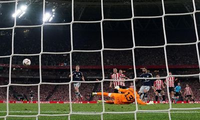 Fernandes stars as Manchester United cruise against 10-man Athletic Bilbao