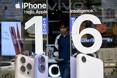 Apple Expects $900 Mn Tariff Hit As Shifts US IPhone Supply To India