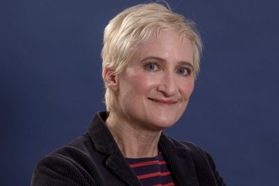 ‘I Kissed a Girl’ singer-songwriter Jill Sobule dies in a fire