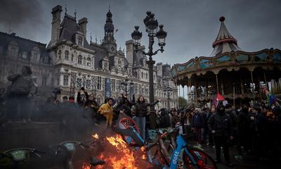 Disgruntled French workers encouraged to arrive late in protest over pension age rise