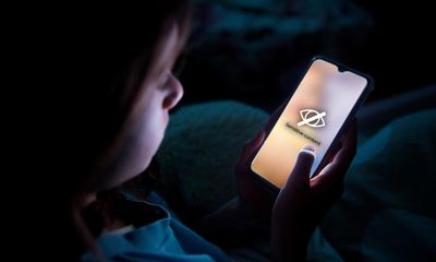 Children under six should avoid screen time, French medical experts say