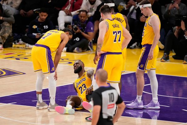 LeBron James sprained a knee ligament in Lakers' final loss to Wolves, an AP source says