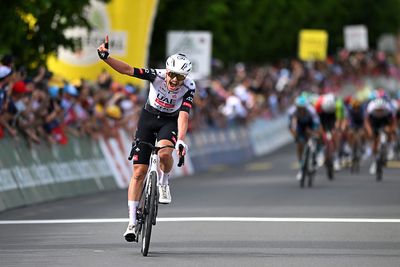 Tour de Romandie: Jay Vine wins stage 3 uphill finish with late attack