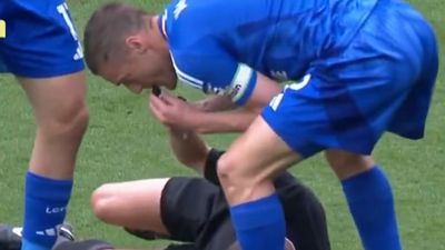 Jamie Vardy Took Whistle to Stop Play By Himself After Ref Went Down With Injury