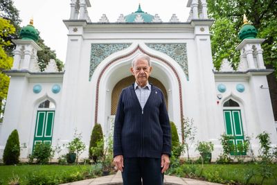 Holocaust survivor attends interfaith VE Day celebration at UK’s oldest mosque