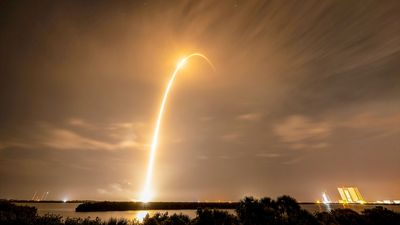 'Falcon' flies on Star Wars Day: SpaceX launches Starlink satellites from Florida (photos)