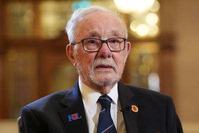 VE Day veteran recalls bumping into his father during Normandy invasion
