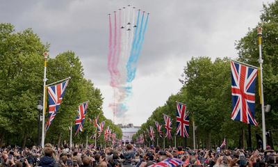 UK marks VE Day 80th anniversary with large crowds and military pomp
