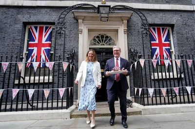 Keir Starmer serves tea and cakes at VE Day party in Downing Street