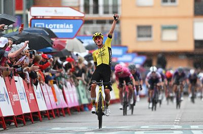 La Vuelta Femenina: Marianne Vos wins messy sprint on stage 2