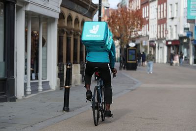 Deliveroo agrees £2.9bn takeover by US rival DoorDash