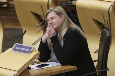Snus-style pouches will be included in ‘smokefree generation’ law, says minister