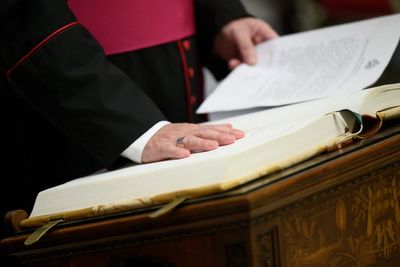 Vatican workers take oath of secrecy ahead of conclave