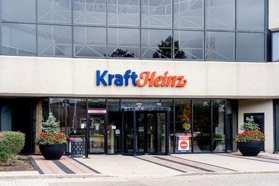 Are Wall Street Analysts Bullish on Kraft Heinz Stock?