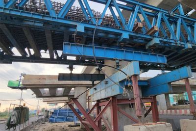 Fallen steel cable damages vehicles on Rama II Road