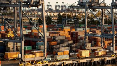 US imports hit record high as businesses seek to avoid tariffs