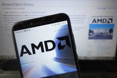 AMD Relieves Market Despite Ongoing Share Price Outlook Caution