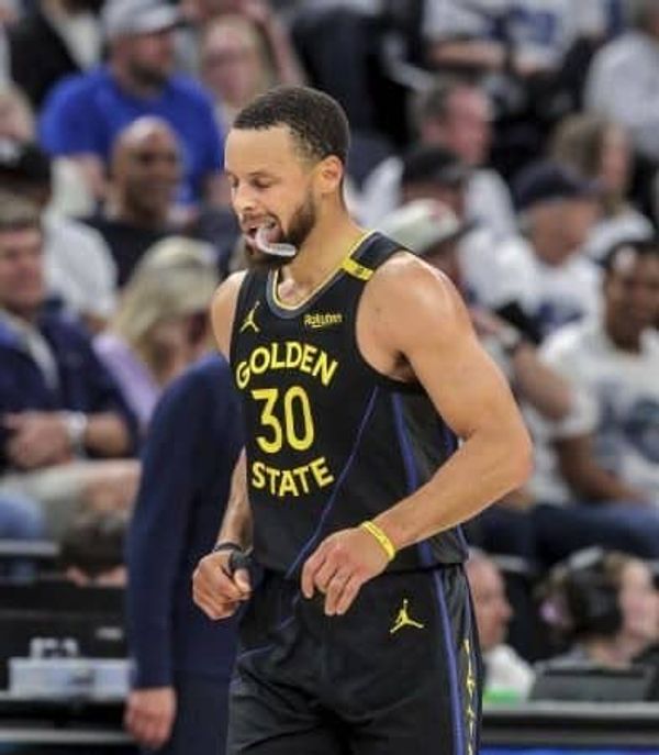 Warriors' Stephen Curry Exits Game 1 Win With Hamstring Injury