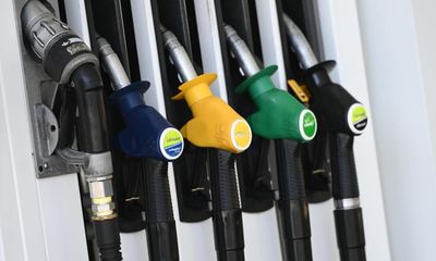 Global oil prices have plunged. So when will Australian motorists see cheaper petrol?
