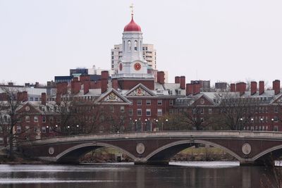 Harvard’s biggest donors have mixed feelings about the college’s standoff with Trump