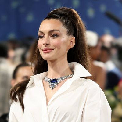 The Capri Pants Trend Is Anne Hathaway's Low-Key Elegant Alternative to Her Met Gala Skirt