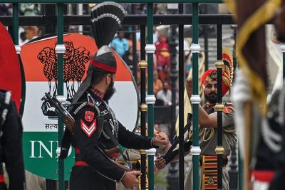 How do India and Pakistan’s armies and nuclear arsenals compare to each other?
