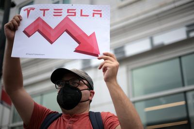 Tesla worker says he was fired after setting up anti-Elon Musk website
