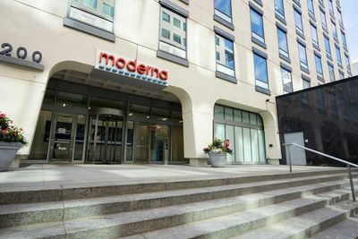 Moderna Stock: Analyst Estimates & Ratings