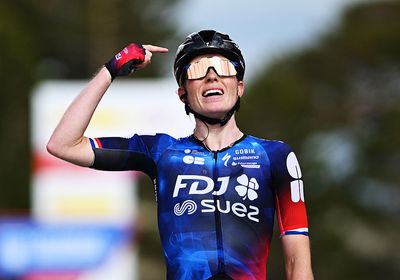 La Vuelta Femenina: Demi Vollering smashes first mountaintop finish to win stage 5, takes overall lead atop Lagunas de Neila