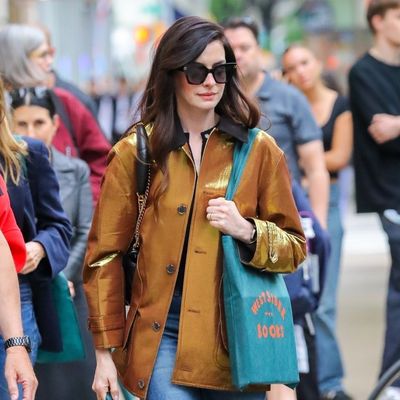 Anne Hathaway Borrows Jennifer Lopez’s Barn Jacket Outfit—But With a Very Courageous Twist
