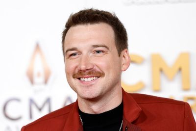Morgan Wallen skips 2025 ACM Awards and posts picture with NFL legend instead