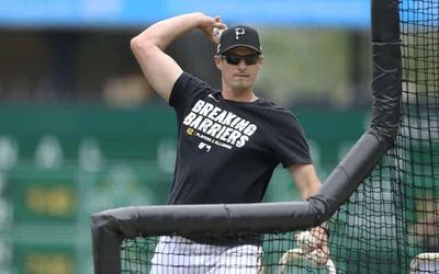 Pirates name Don Kelly new manager