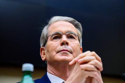 Stock markets stagnate as investors wait for results of China trade talks