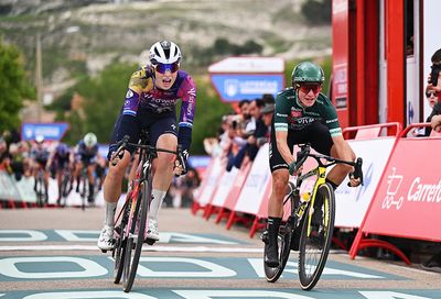 La Vuelta Femenina: Marianne Vos pips Mischa Bredewold to the line to win stage 6 in fast photo finish