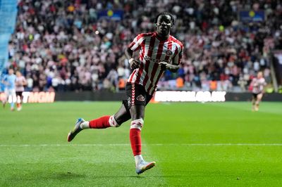 Sunderland edge Coventry in Championship play-off semi-final first leg after late Eliezer Mayenda goal