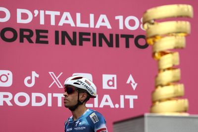 Mikel Landa crashes out of Giro d'Italia on opening stage, breaks back