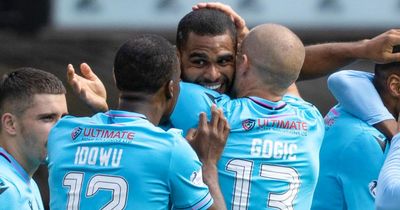 Dundee Utd 0 St Mirren 2: Visitors keep European hopes alive