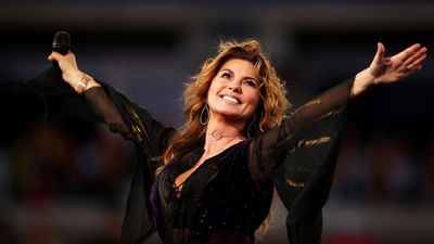 We almost didn't recognize Shania Twain without her cowboy hat and knee highs - this casual summer look is so chic