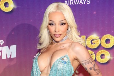 Doja Cat addresses plastic surgery mishap after breast implant visibly shifts