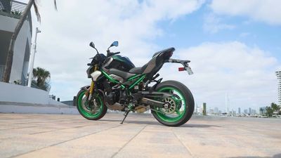 Watch Kawazaki’s 2025 Z900 SE Shred Tires in Miami, Fiercest-Looking Middleweight Naked