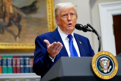 Trump repeats disputed claim that white farmers suffering ‘genocide’ in South Africa as first ‘refugees’ are flown in to US