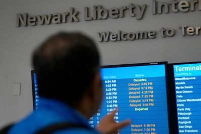Software update keeps Newark airport radar online but network concerns and flight limits remain