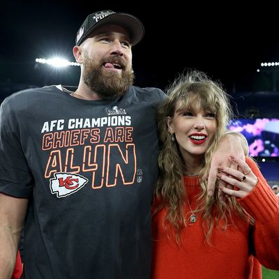 The Adorable Handwritten Note Taylor Swift Included With Homemade Pop-Tarts for Travis Kelce's Photoshoot
