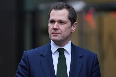 Robert Jenrick claims UK ‘already island of strangers’ in rare support for Starmer
