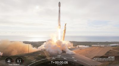SpaceX launches 26 Starlink satellites to orbit from California (video)