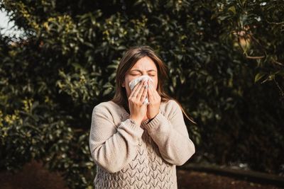 Antihistamines, masks and showers: how to manage seasonal allergies