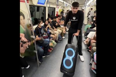Foreign influencer blasted for loud music on Bangkok MRT