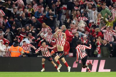 Sunderland snatch Championship play-off final spot with last-gasp header