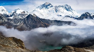 When is the best time to climb Everest?