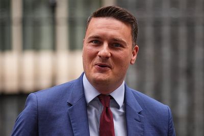 NHS bosses who fail to cut waiting times to have their pay docked